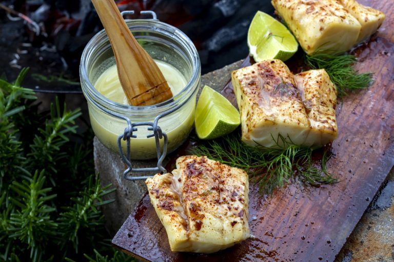 Grillattu turska marinoidaan kesäisen raikkaassa yrttimarinadissa ennen grillausta. Viimeistele marinadi Touch of Taste Kalafondilla!