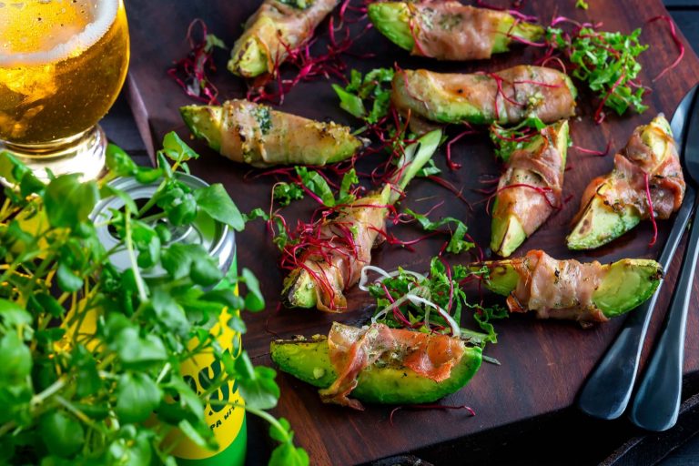 Grillattu avokado ilmakuivatulla kinkulla