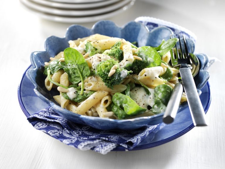 Kauniin vihreä parsakaali-pinaattipasta on helppo arkiruoka ilman lihaa. Viimeistele herkullinen pasta Kasvisfondilla ja pinjansiemenillä!