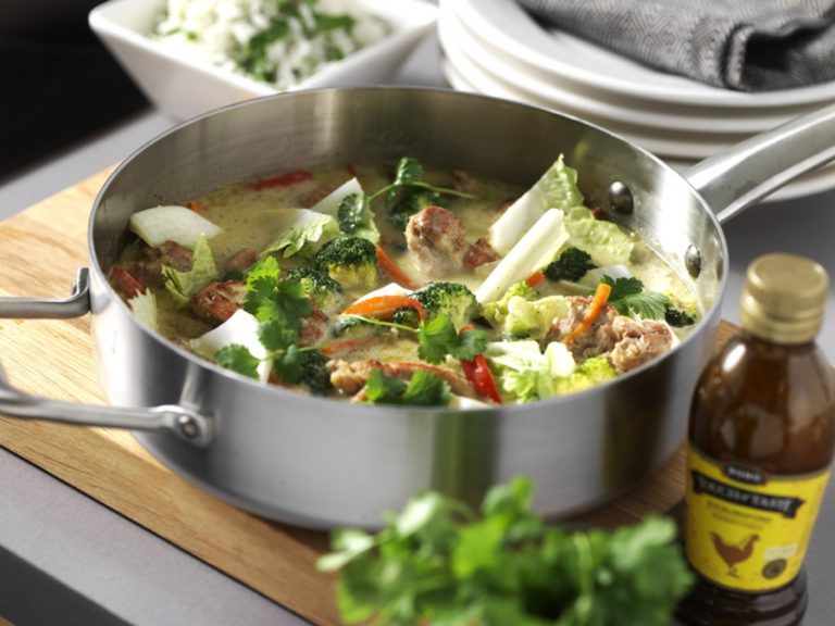 Tulinen vihreä curry saa makunsa valkosipulista