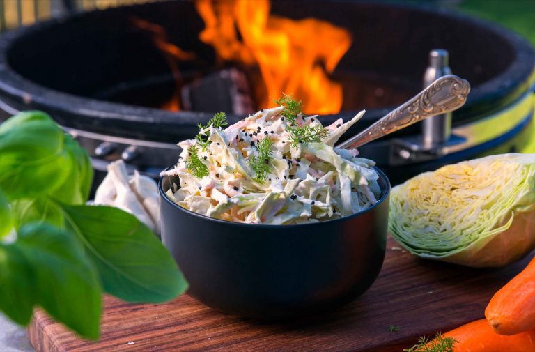 Coleslaw on Yhdysvalloista kotoisin oleva mehevä kaalisalaatti