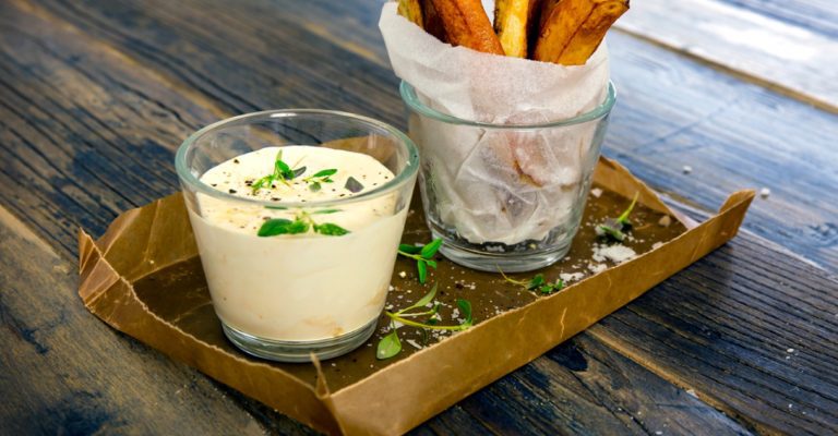 Crème fraîche -kastike vasikanfondilla ja valkosipulilla