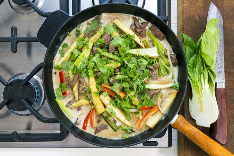 Naudanlihawokki vihreällä currylla ja korianterilla