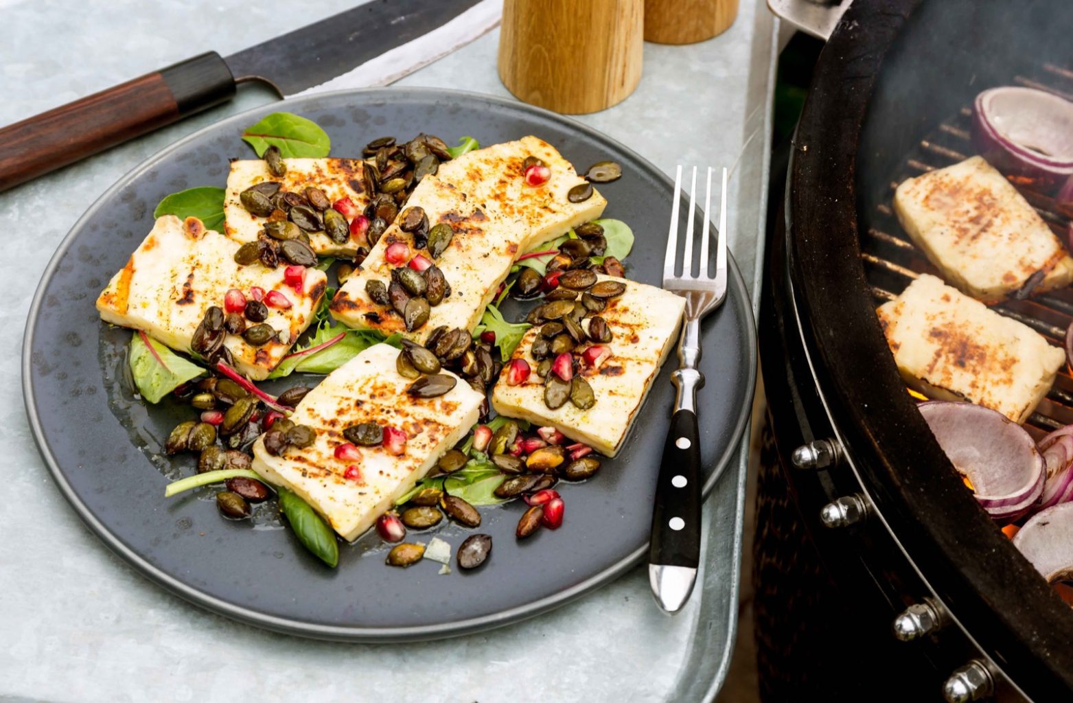 Grillattu halloumi kurpitsansiemenillä