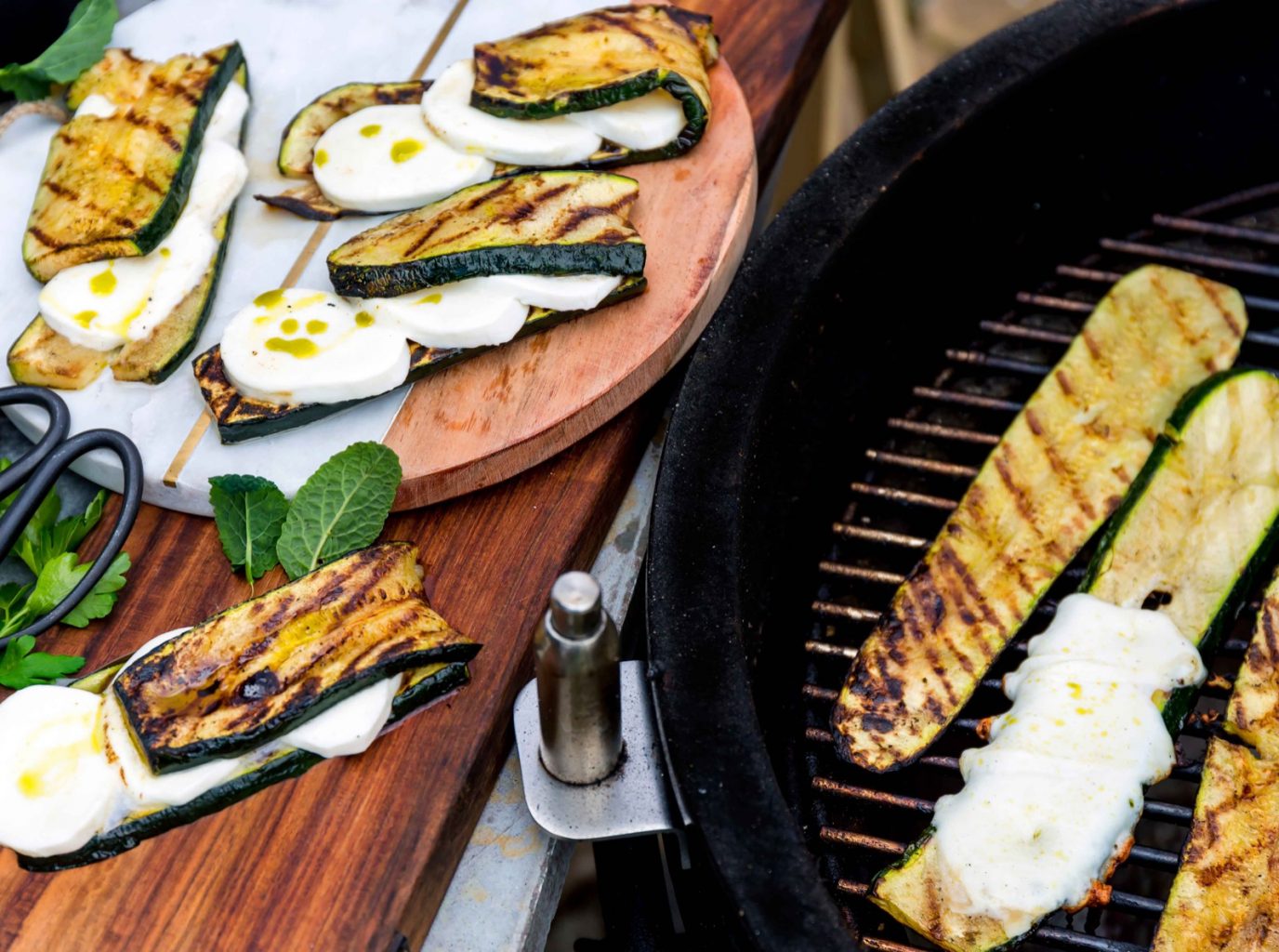 Grillattu mozzarella-kesäkurpitsa