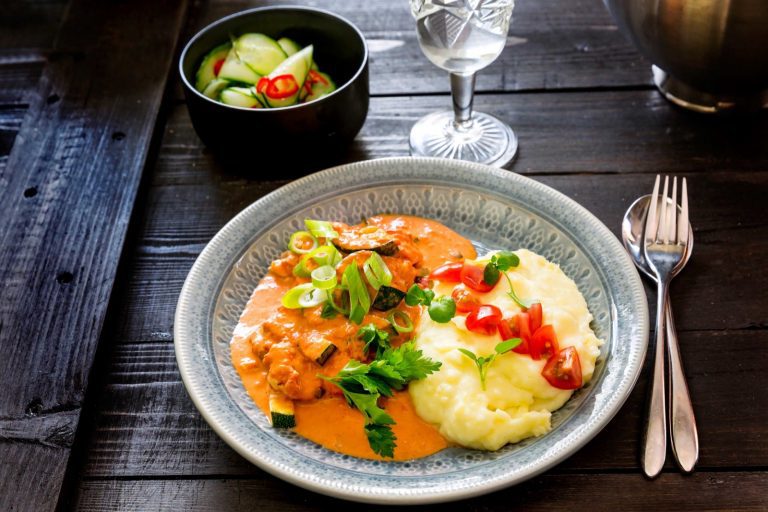 Halloumi-stroganoff on yksi suosituimpia reseptejämme! Uudistimme venäläisen klassikon ja korvasimme lihan herkullisella halloum-juustolla.