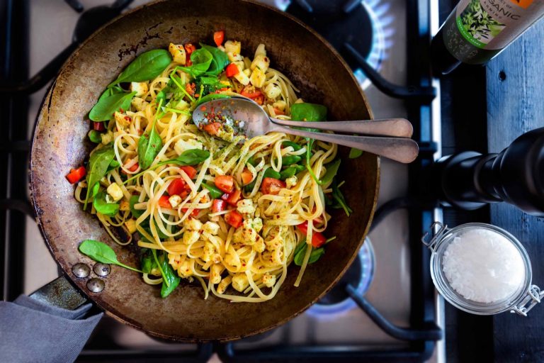 Halloumi-tomaattipasta on herkullinen arkiruoka