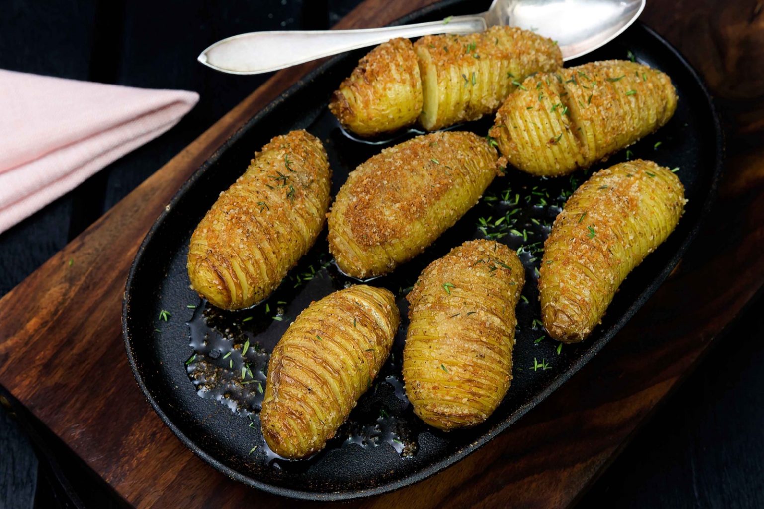 Hasselbackan perunat ovat klassinen ruotsalainen perunalisuke. Nämä perunat sopivat juhlavallekin aterialle ja ovat mukavaa vaihtelua lohkoperunoille.