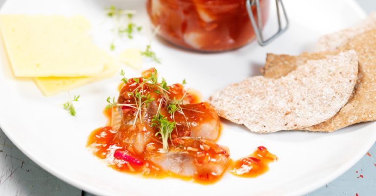 Täyteläisen herkullisessa sillissä maistuu sherry ja Touch of Taste Hummerifondi. Viimeistele silli krassilla ennen tarjoamista!