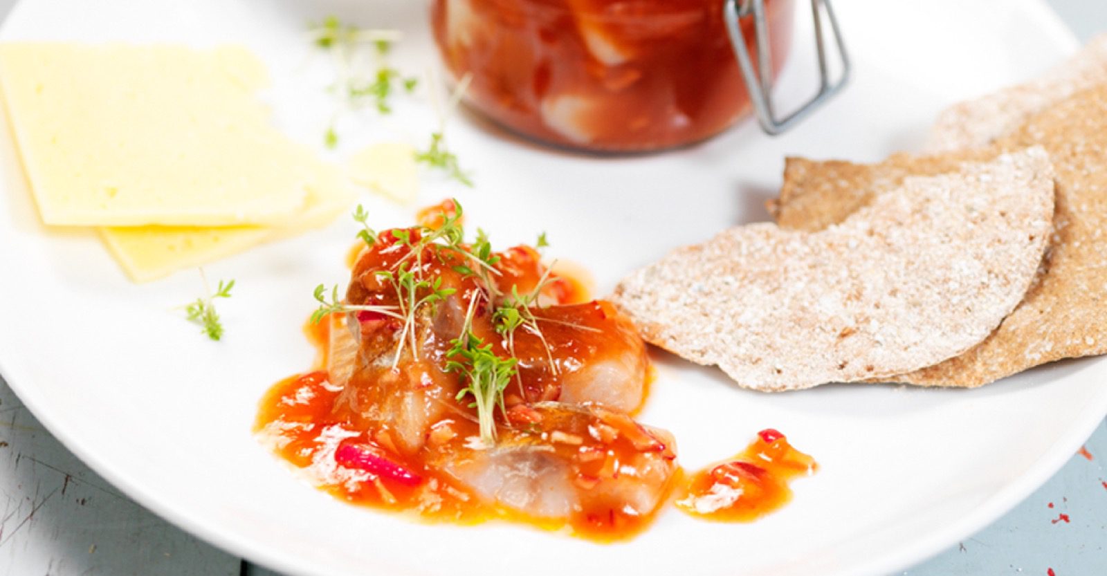 Täyteläisen herkullisessa sillissä maistuu sherry ja Touch of Taste Hummerifondi. Viimeistele silli krassilla ennen tarjoamista!