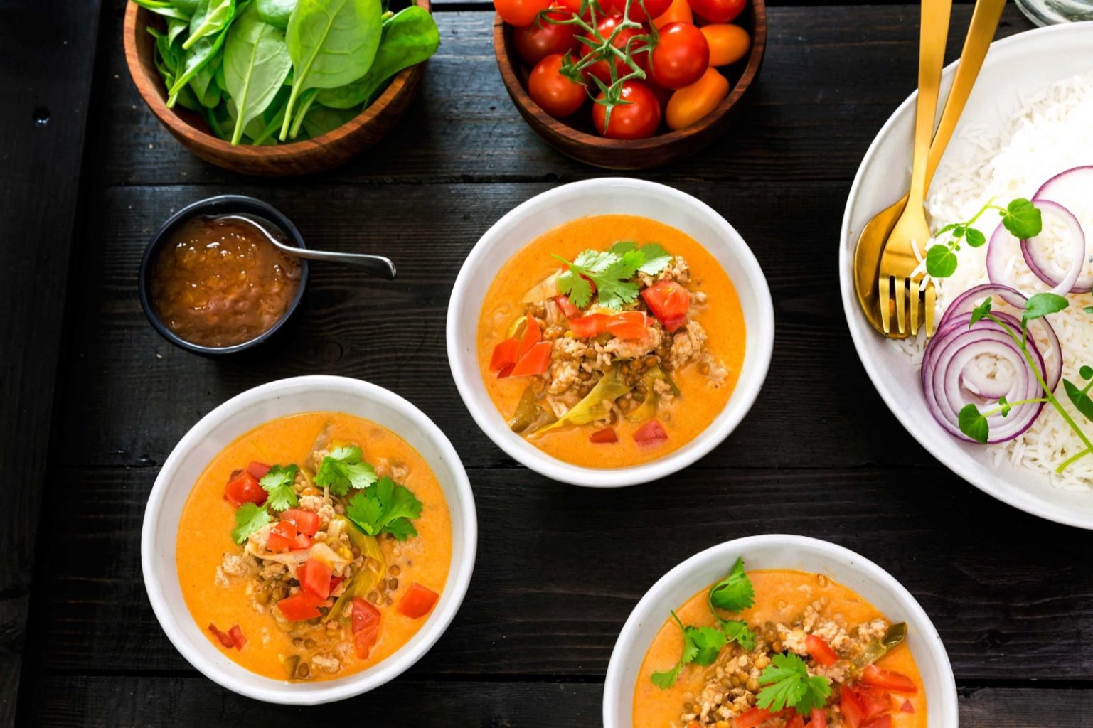 Intialainen jauhelihapata on herkullisen mausteinen arkiruoka porsaan jauhelihasta. Mausta curry-kastike chilitahnalla