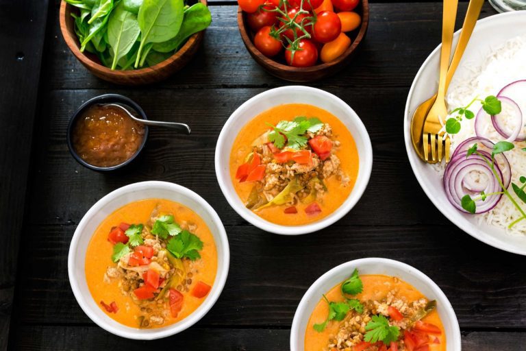 Intialainen jauhelihapata on herkullisen mausteinen arkiruoka porsaan jauhelihasta. Mausta curry-kastike chilitahnalla