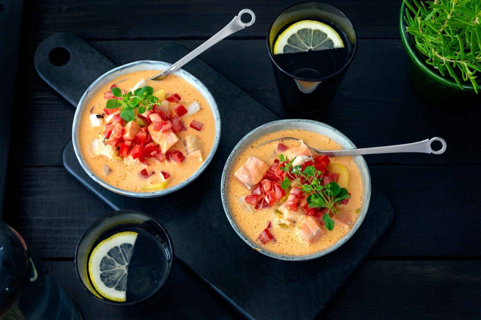 Täyteläinen kalapata valmistetaan lohesta ja turskasta. Mausta Touch of Taste Hummerifondilla ja viimeistele tuoreella tomaatilla ennen tarjoilua.
