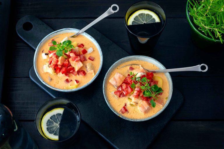 Täyteläinen kalapata valmistetaan lohesta ja turskasta. Mausta Touch of Taste Hummerifondilla ja viimeistele tuoreella tomaatilla ennen tarjoilua.