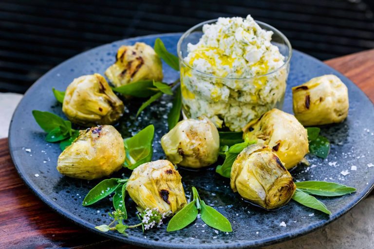 Grillatut latva-artisokat fetakreemillä