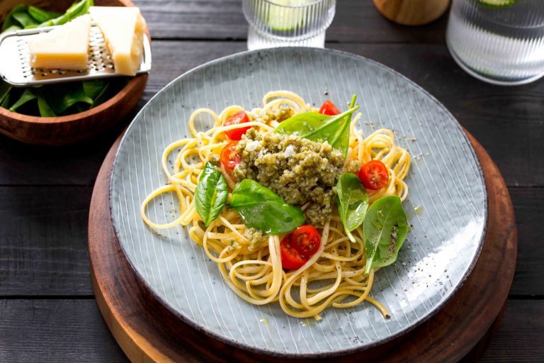Herkullinen kurpitsansiemenpesto sopii pastan tai keiton kaveriksi. Tällä ohjeella valmista pestoa syntyy noin 1 dl.