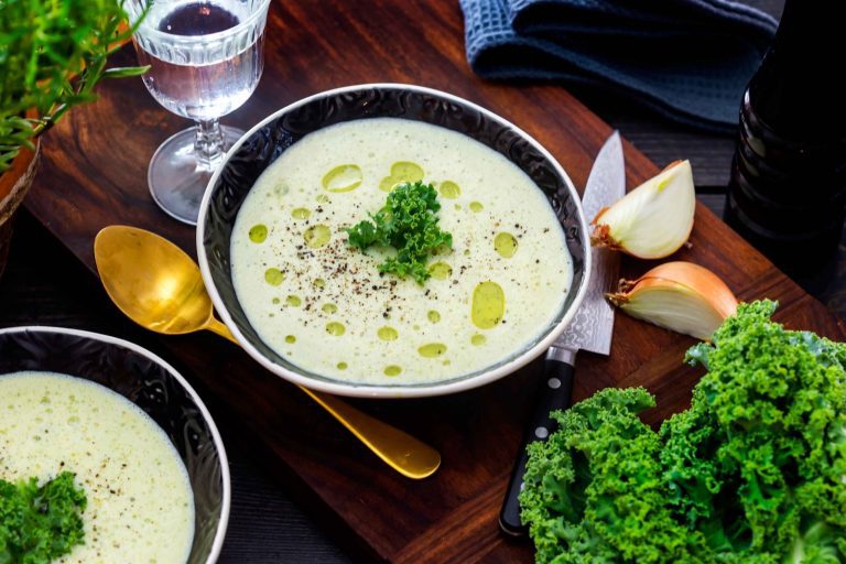 Ravintorikas lehtikaali taipuu myös samettiseksi keitoksi! Keitossa maistuu pehmeäksi kuullotettu sipuli ja herkullinen Touch of Taste Kasvisfondi.