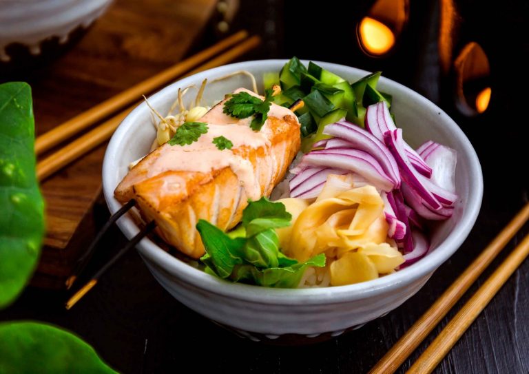Trendikäs Poke Bowl grillatulla lohella ja tulisella majoneesikastikkeella maistuu niin lounaaksi kuin illalliseksikin. Mausta kastike Asian-fondilla.