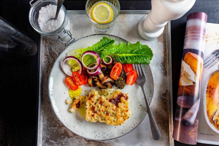 Mac and cheese on klassinen amerikkalainen juustosta ja makaronista valmistuva lohturuoka