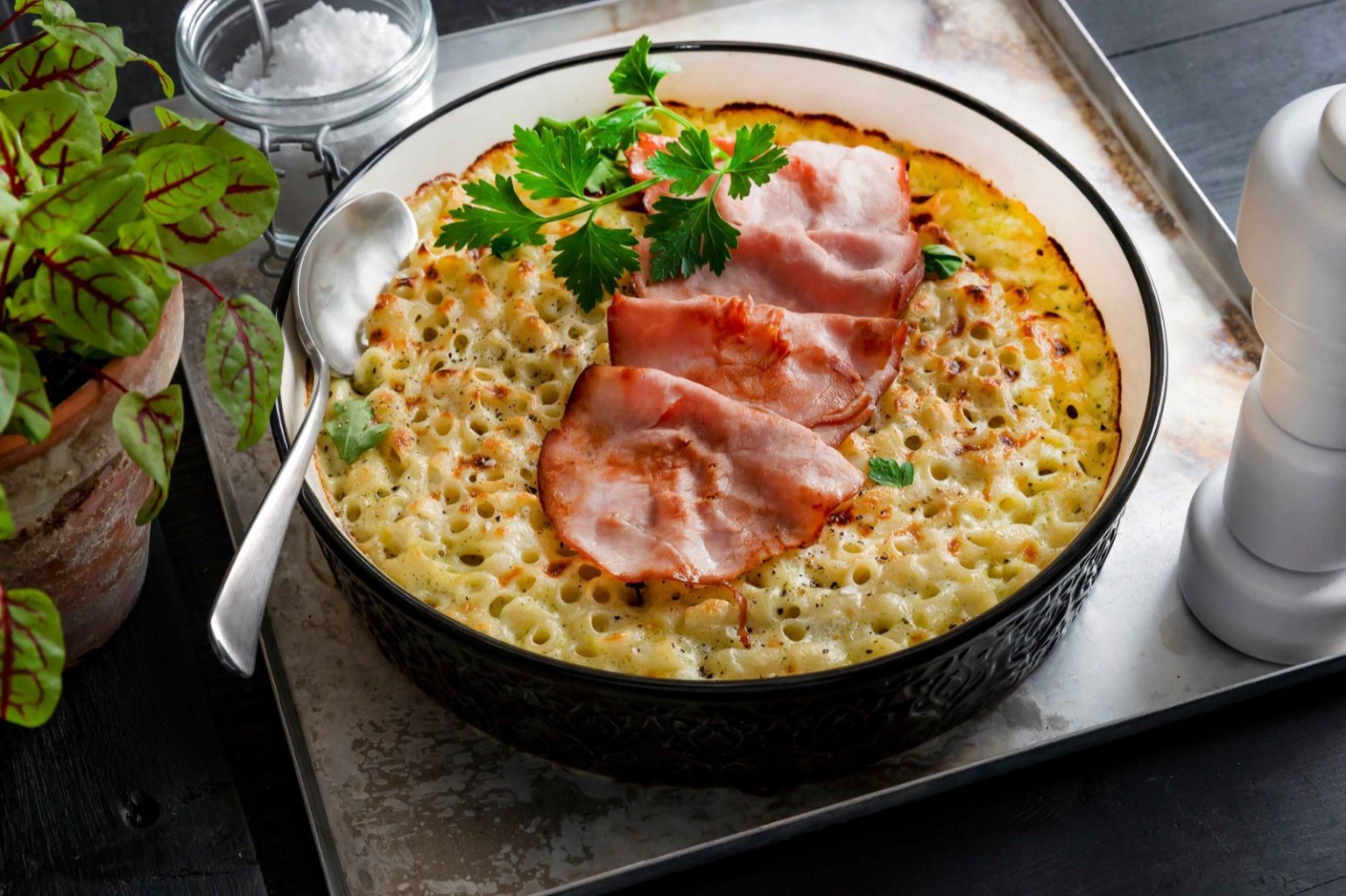 Mac and Cheese kinkulla on entistä maukkaampi versio klassisesta amerikkalaisesta lohturuoasta. Juustoisa pastaruoka maistuu koko perheelle!