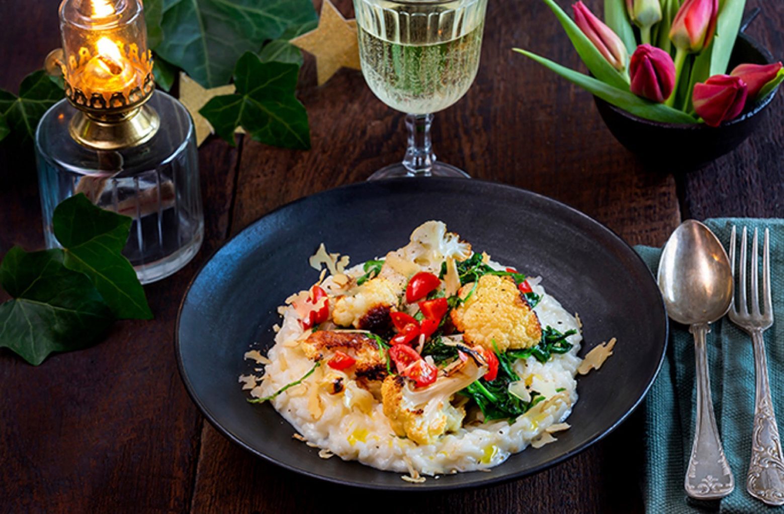 Täyteläinen risotto kruunataan kullanruskeaksi paahdetulla kukkakaalilla. Herkullinen kasvisliemi syntyy fondista!