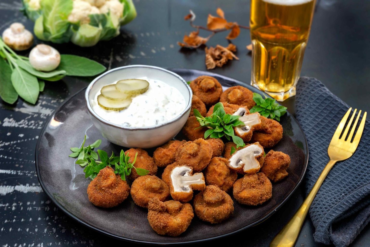 Paneroidut kokonaiset herkkusienet ovat herkullisen rapea sormisyötävä. Mausta kasvisfondilla ja tarjoile tartar-kastikkeen kanssa!