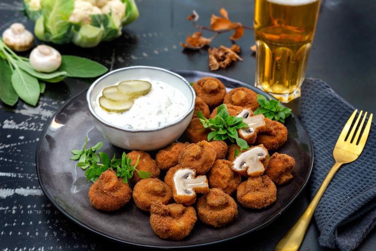 Paneroidut kokonaiset herkkusienet ovat herkullisen rapea sormisyötävä. Mausta kasvisfondilla ja tarjoile tartar-kastikkeen kanssa!