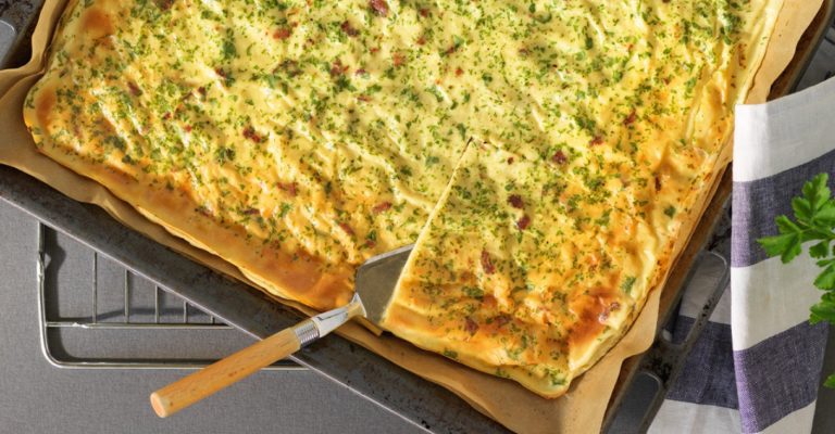 Helppo ja herkullinen pannukakku on koko perheen suosikki! Tämä resepti sopii erityisen hyvin suolaisten lisukkeiden kumppaniksi.