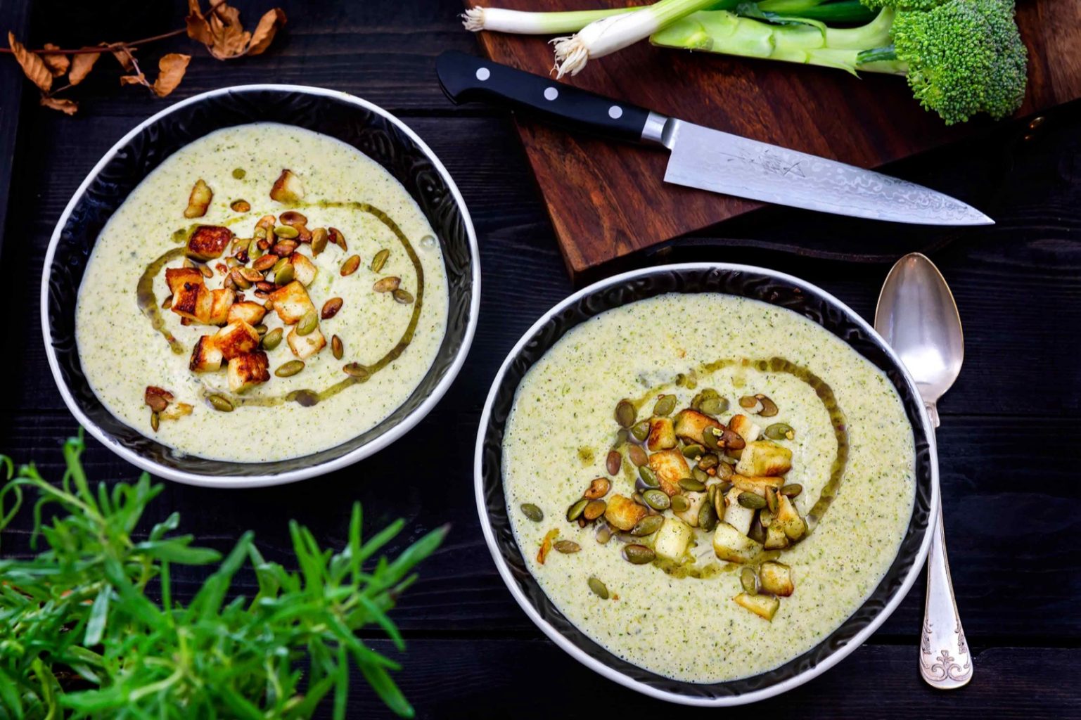 Samettisen pehmeässä parsakaalikeitossa maistuu herkullinen kookos ja ripaus chiliä. Tarjoile paistetun halloumin ja kurpitsansiementen kanssa!