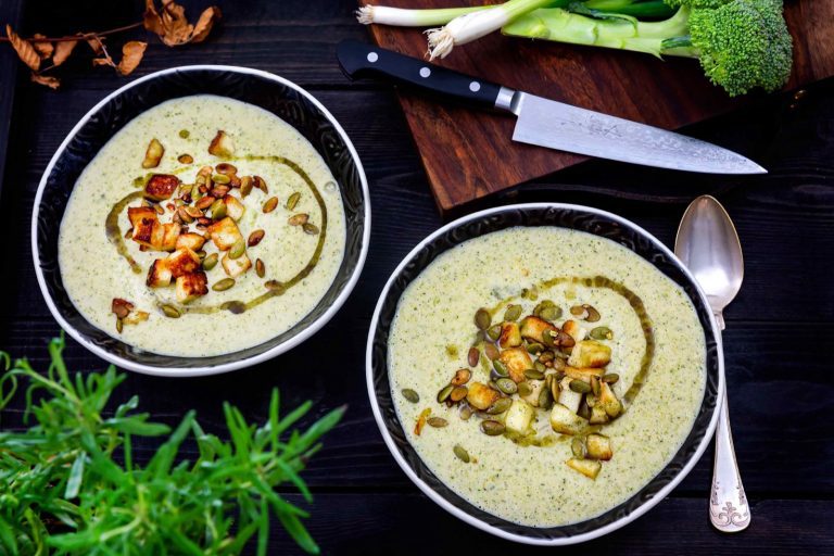 Samettisen pehmeässä parsakaalikeitossa maistuu herkullinen kookos ja ripaus chiliä. Tarjoile paistetun halloumin ja kurpitsansiementen kanssa!