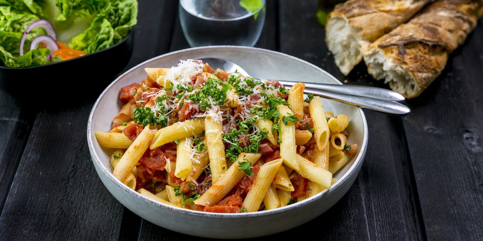 Lempeästi tulinen pasta arrabbiata valmistuu raikkaasta tomaattikastikkeesta