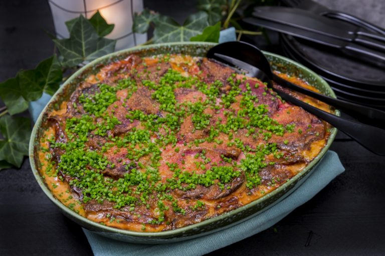 Herkullinen punajuurilaatikko maustetaan täyteläisellä sinihomejuustolla ja Touch of Taste Kasvisfondilla. Koristele ruohosipulisilpulla!