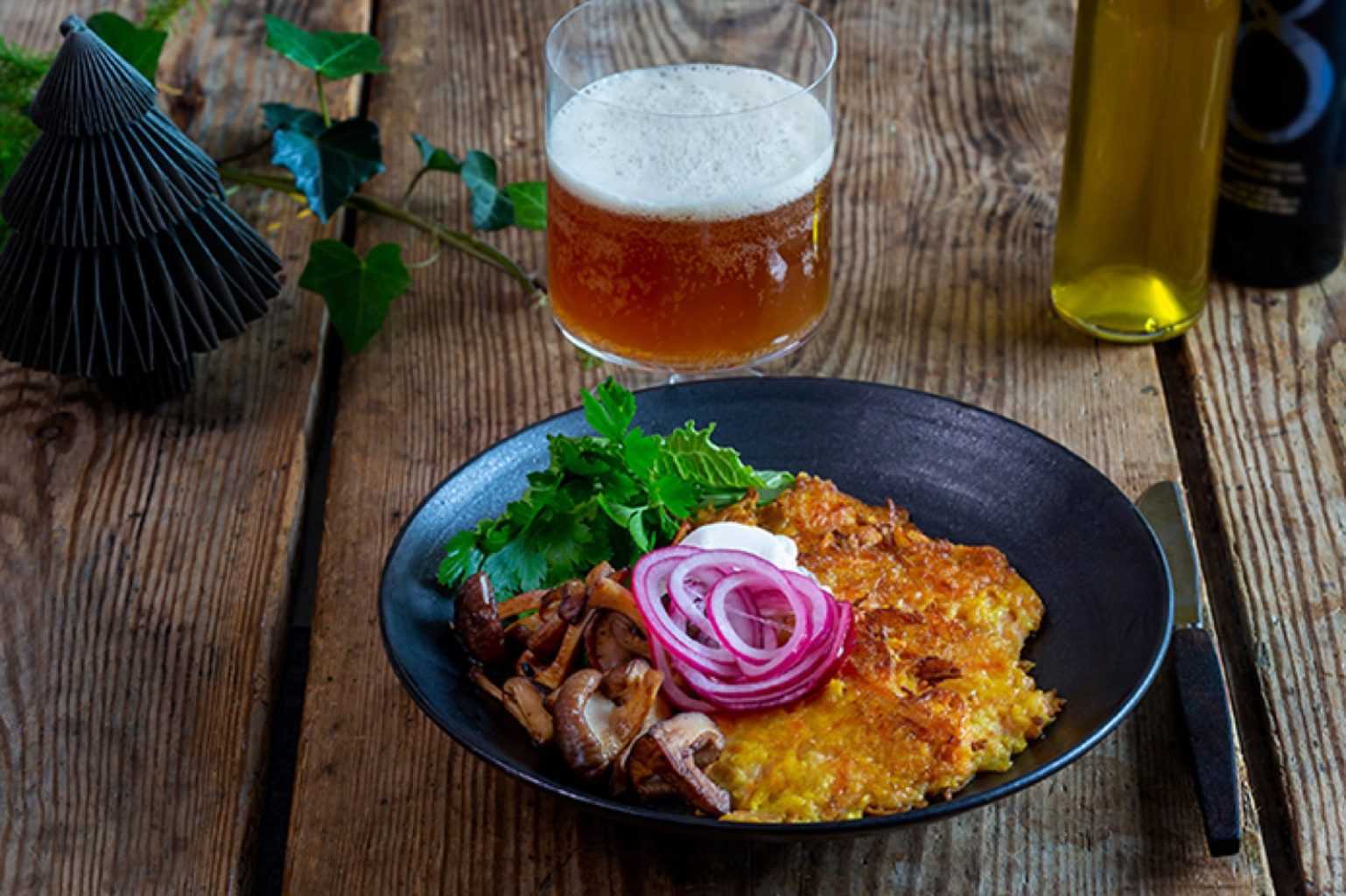 Juureksista valmistetut rapeat kasvispihvit sopivat pääruoaksi vegaaniseen joulupöytään. Mausta vegaaneille sopivalla Touch of Taste Kasvisfondilla!