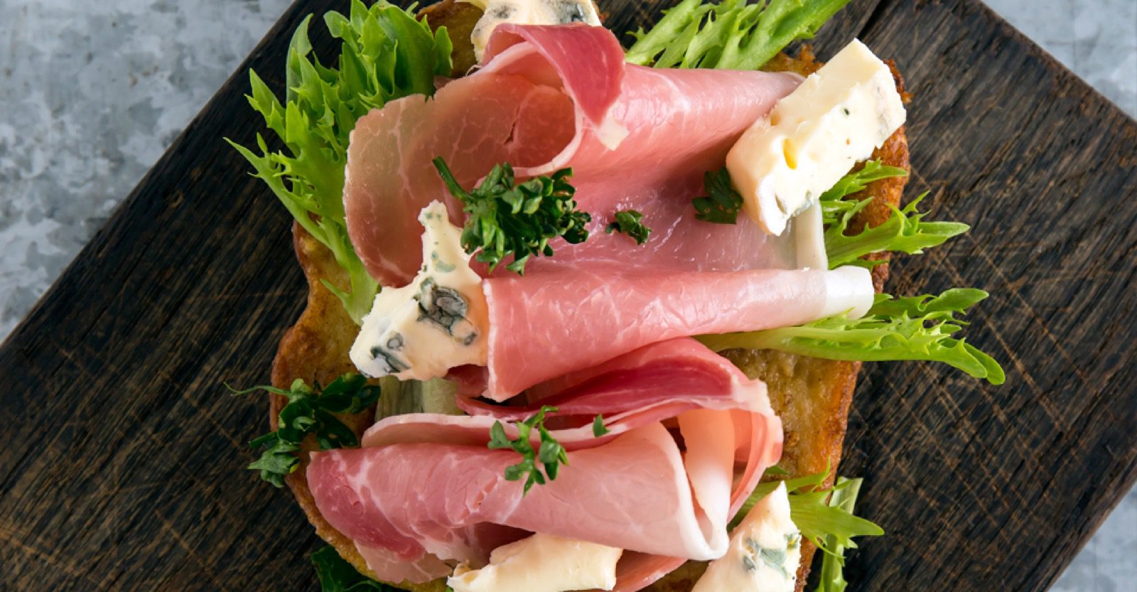 Köyhät ritarit ilmakuivatulla kinkulla ovat herkullinen lounas tai iltapala suolaisen nälkään. Tarjoile gorgonzola-juuston ja yrttien kanssa.