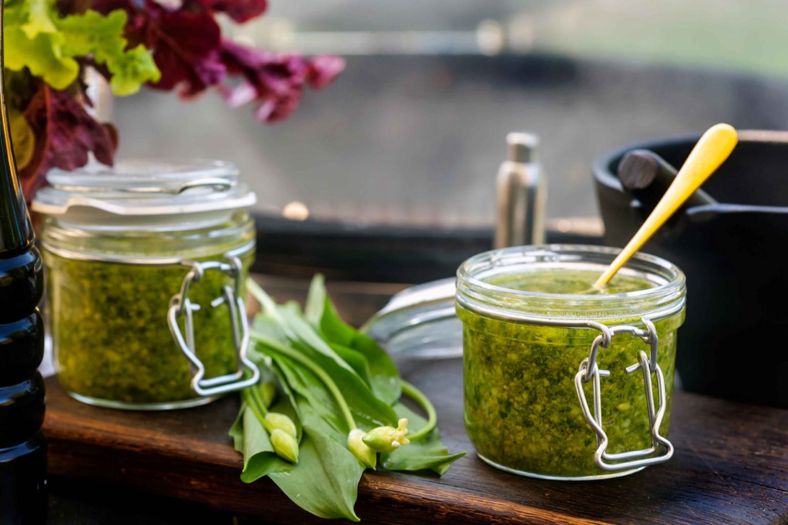 Upean vihreä ruohosipulipesto valmistetaan ruohosipulista