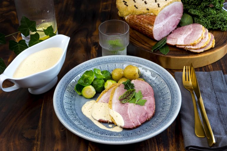 Mitä olisi joulukinkku ilman sinappia? Tämä Sinappinen kinkunkastike on joulukinkun paras ystävä ja se maustetaan Vasikanfondilla sekä valkoviinillä.