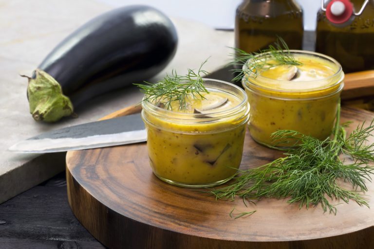 Vegaaninen "sinappisilli" valmistetaan munakoisosta! Herkullinen sinappikastike maustetaan Touch of Taste Kasvisfondilla ja tuoreella tillillä.