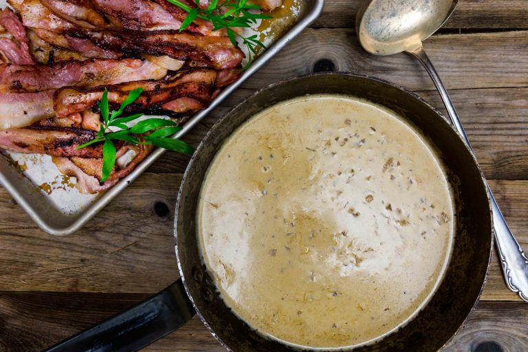 Herkullinen ja helppo sipulikastike kruunaa jauhelihapihvit ja lihapullat! Mausta tuoreella timjamilla ja Touch of Taste fondeilla.