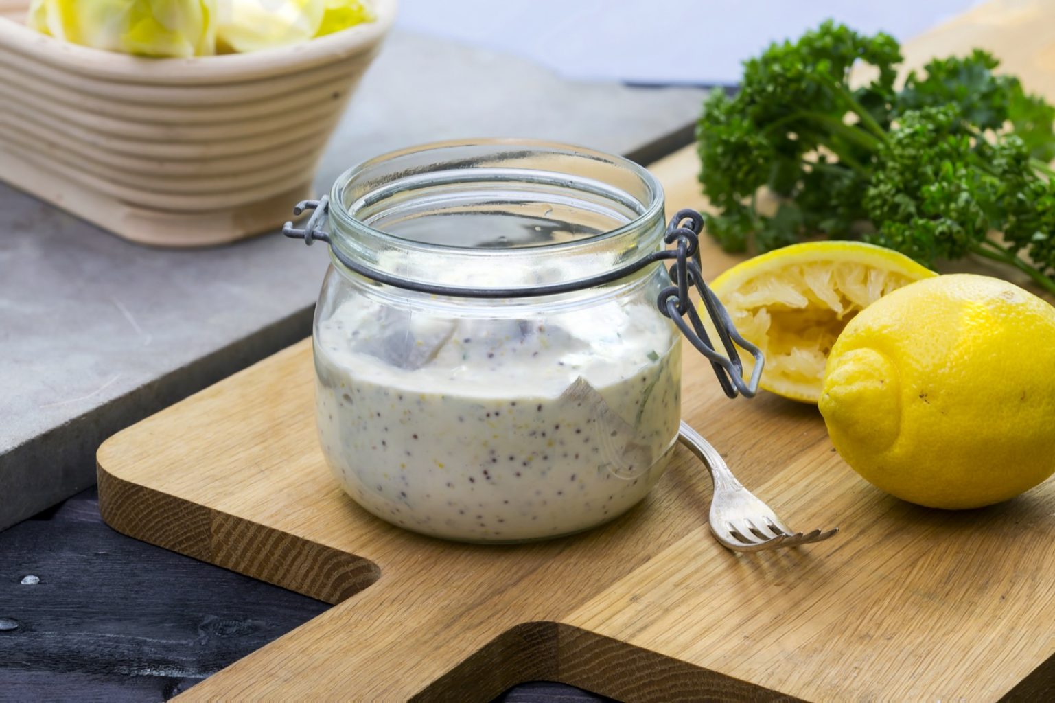 Vegetaarinen "sitruunasilli" valmistuu helposti munakoisosta. Mausta täyteläinen sitruunakastike tuoreella persiljalla