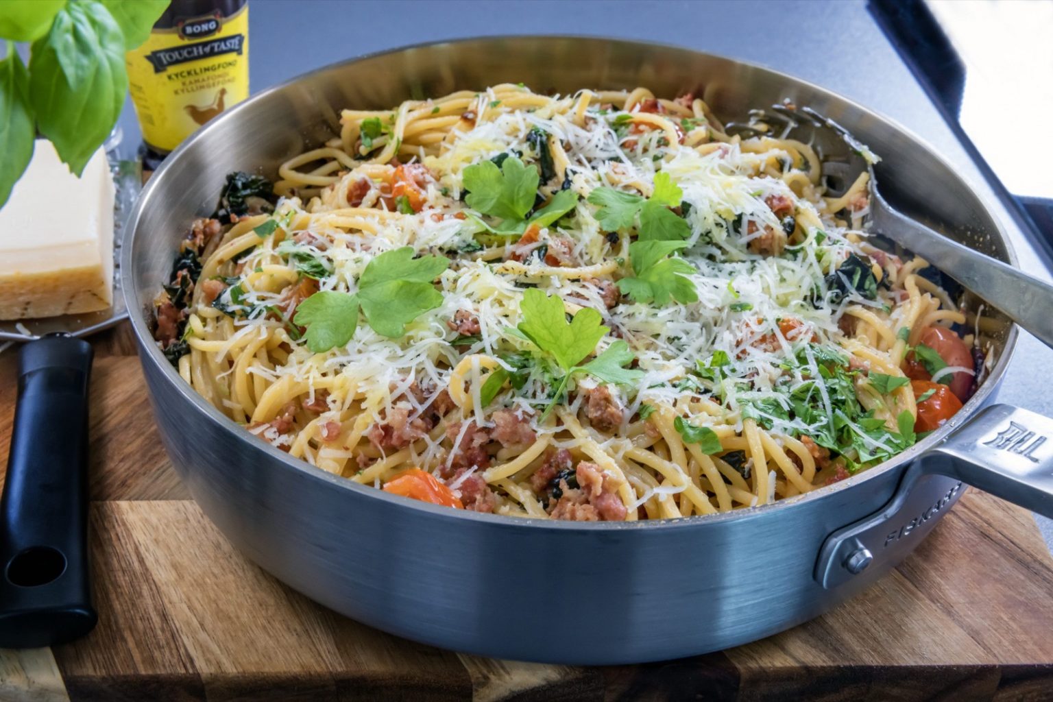 Pasta salsiccia sitruunalla ja valkosipulilla