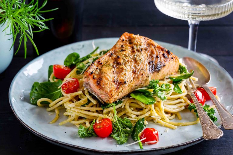 Grillattua lohta ja välimerellistä pastaa