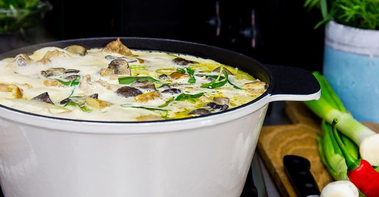 Täyteläinen kanapata valmistuu helposti yhdessä padassa! Herkullinen ranskalaishenkinen pata maustetaan valkoviinillä