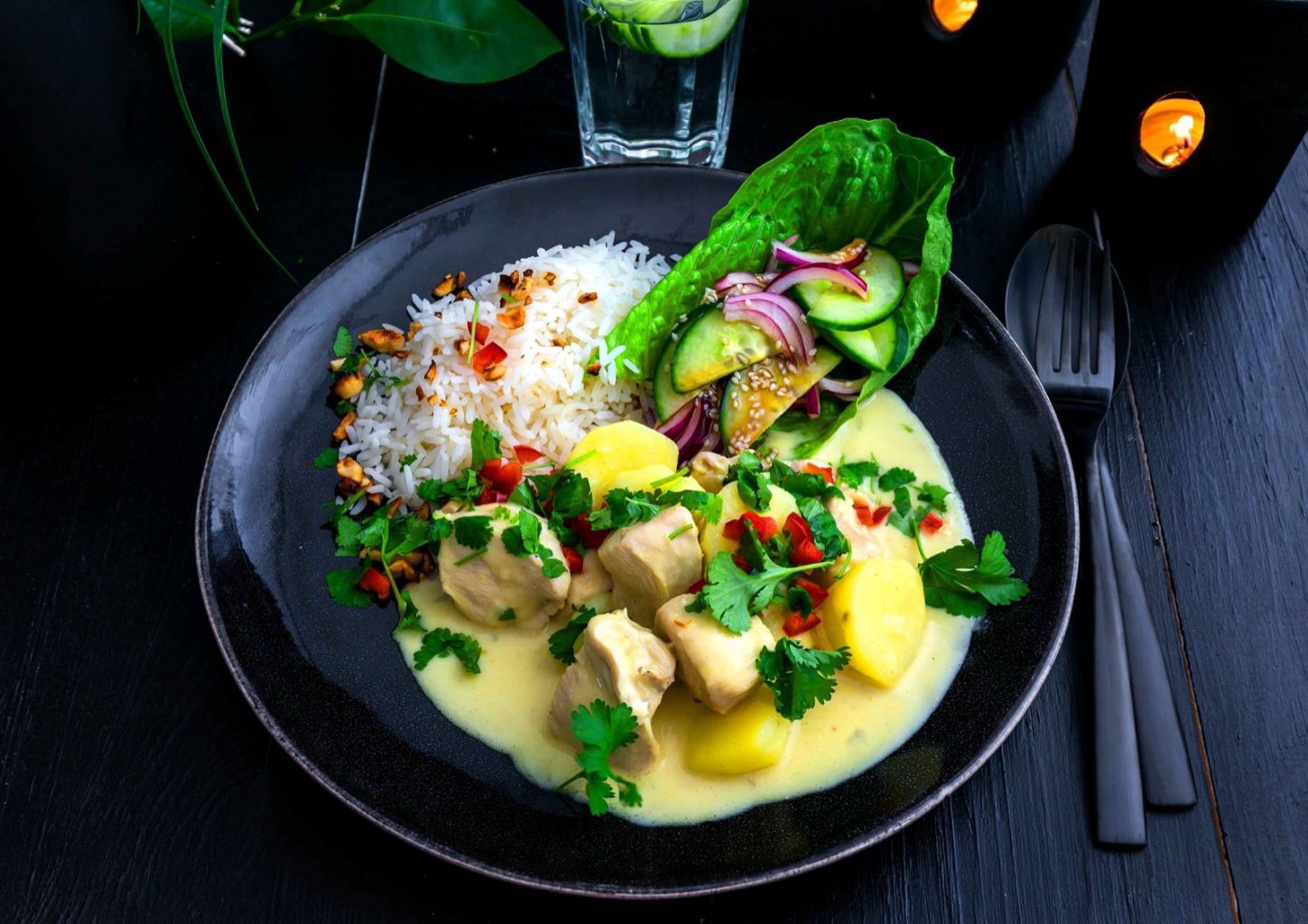 Thaimaalainen curry-kana on helppo ja maukas arkiruoka broilerista. Mausta Asian Red and Hot -fondilla ja tarjoile riisin sekä kasvisten kanssa.