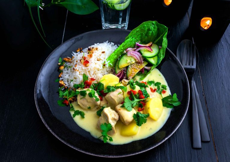 Thaimaalainen curry-kana on helppo ja maukas arkiruoka broilerista. Mausta Asian Red and Hot -fondilla ja tarjoile riisin sekä kasvisten kanssa.