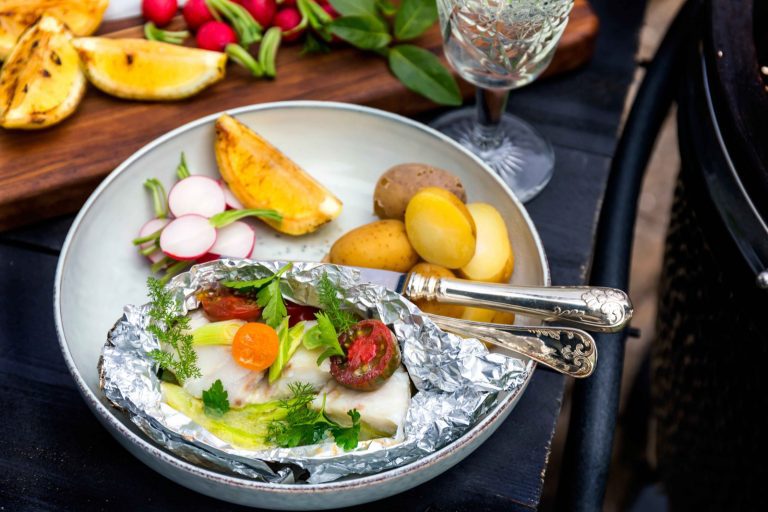 Mehevä turska valmistuu kasvisten kanssa herkulliseksi grillissä. Foliokääre estää kalaa kuivumasta ja säästää sinut grillin puhdistukselta.