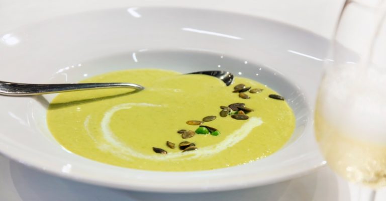 Valmista herkullinen hernekeitto tuoreista herneistä