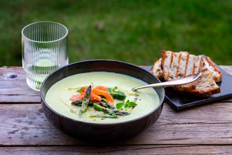 Keväinen parsakeitto sopii hyvin juhlavaksi alkuruoaksi. Täyteläinen keitto viimeistellään Touch of Taste fondilla ja kylmäsavulohella.