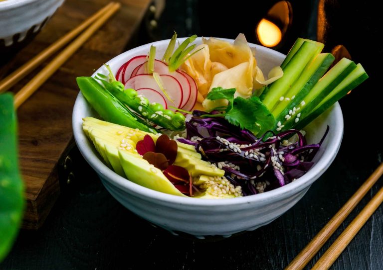 Trendikäs Poke Bowl maistuu herkulliselta myös vegeversiona! Tämä kuvan kaunis annos sisältää paljon kasvisvoimaa ja annos viimeistellään fondilla!