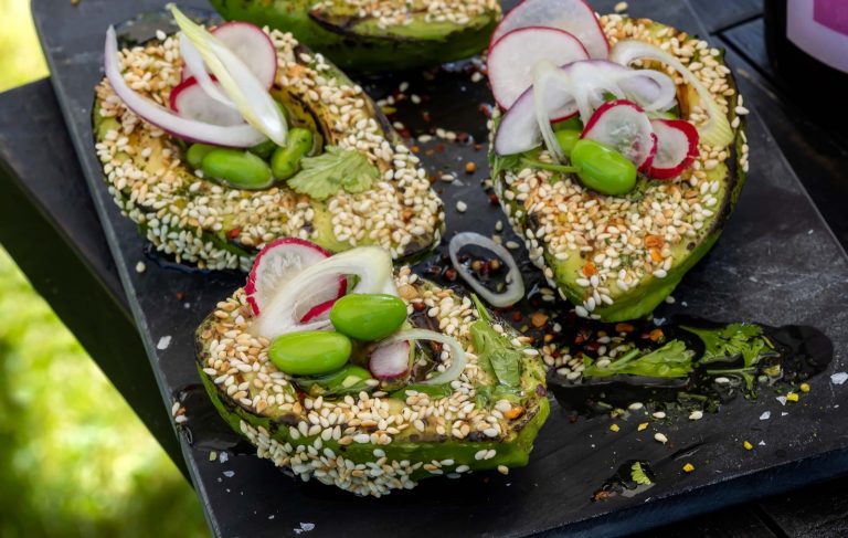 Grillattu avokadosalaatti