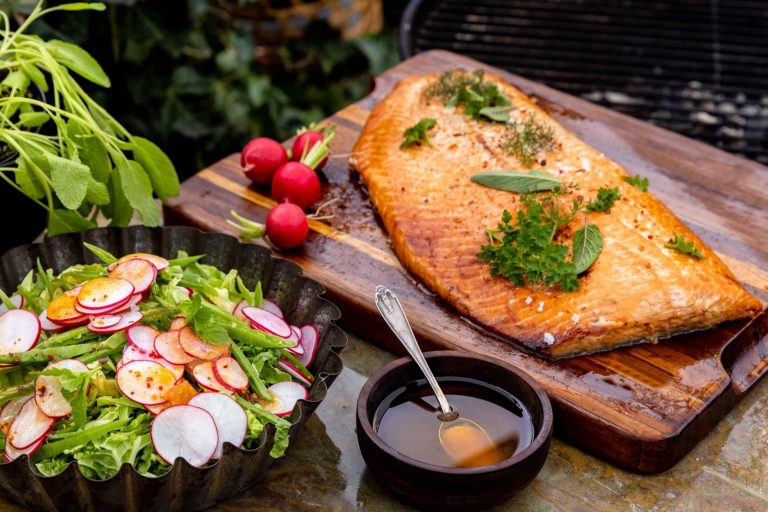 Kevyesti graavattu ja grillattu lohi kaalisalaatilla